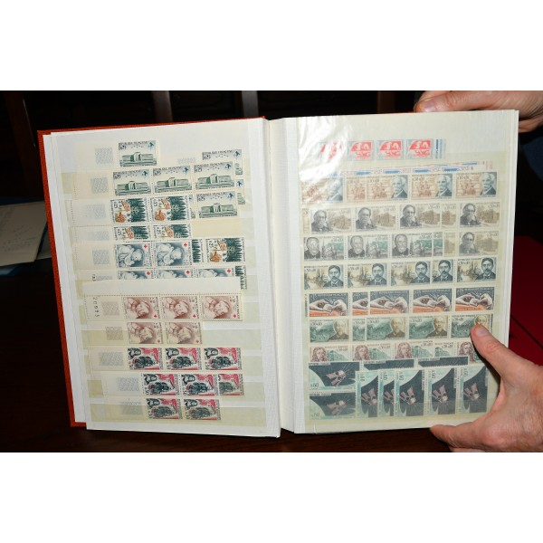Superbe lot de 3827 timbres de France neufs** entre 1960 et 1975
