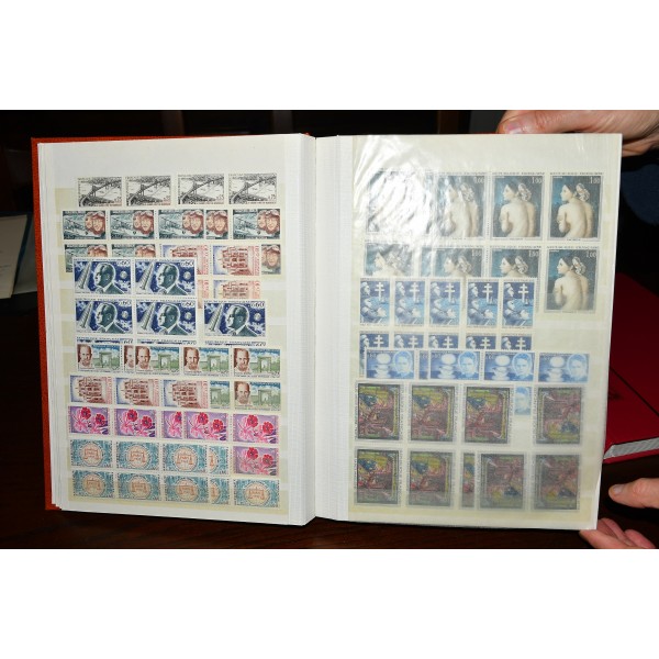 Superbe lot de 3827 timbres de France neufs** entre 1960 et 1975