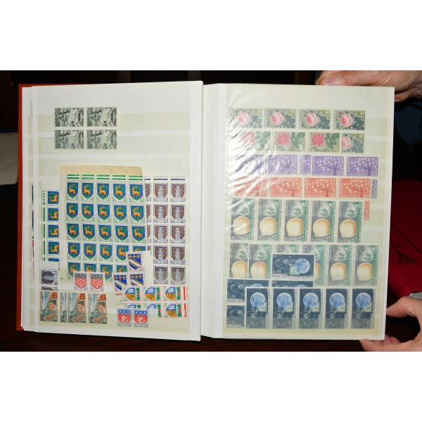 Superbe lot de 3827 timbres de France neufs** entre 1960 et 1975