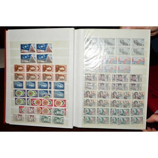 Superbe lot de 3827 timbres de France neufs** entre 1960 et 1975