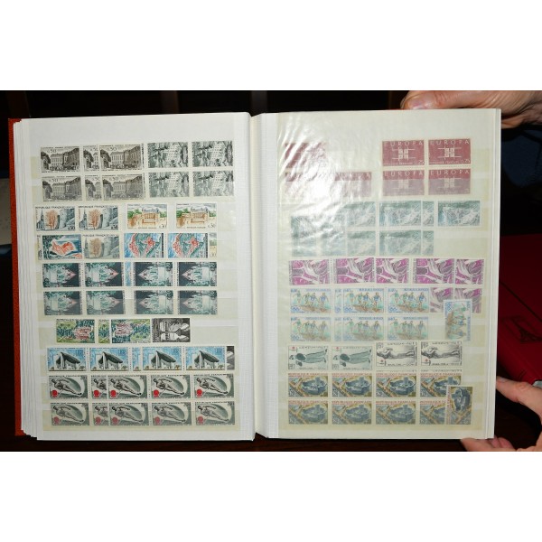 Superbe lot de 3827 timbres de France neufs** entre 1960 et 1975