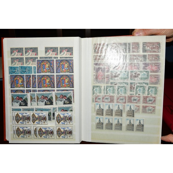 Superbe lot de 3827 timbres de France neufs** entre 1960 et 1975