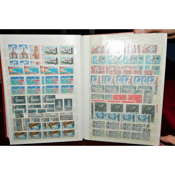 Superbe lot de 3827 timbres de France neufs** entre 1960 et 1975