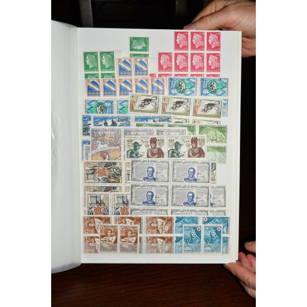 Superbe lot de 3827 timbres de France neufs** entre 1960 et 1975