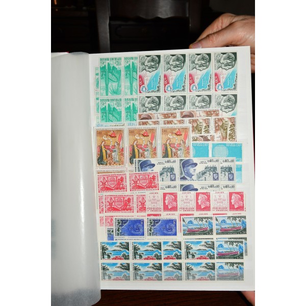 Superbe lot de 3827 timbres de France neufs** entre 1960 et 1975