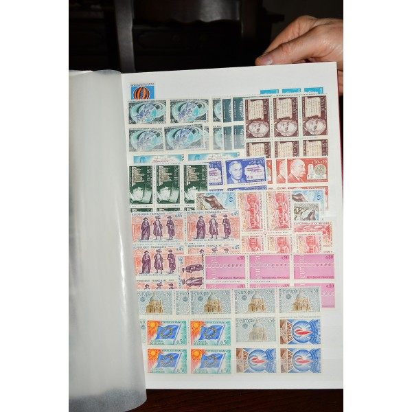 Superbe lot de 3827 timbres de France neufs** entre 1960 et 1975