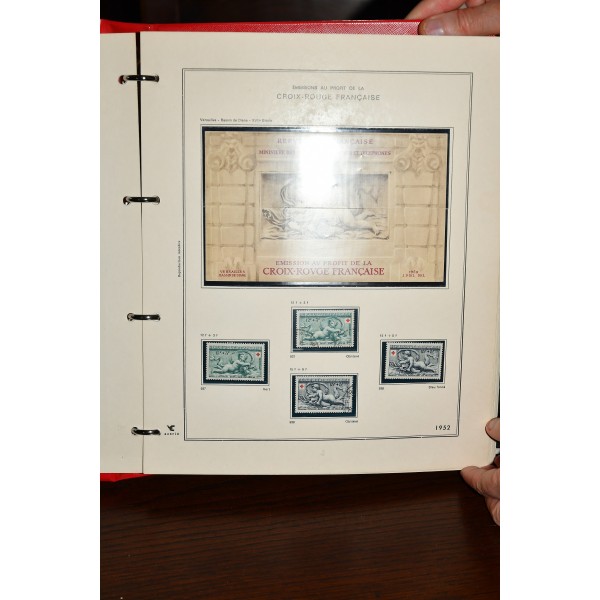 Superbe collection de timbres et carnets Croix Rouge tous neufs** dans un superbe album