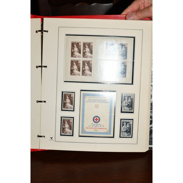 Superbe collection de timbres et carnets Croix Rouge tous neufs** dans un superbe album