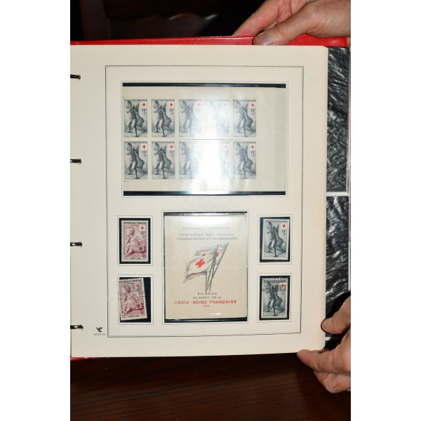 Superbe collection de timbres et carnets Croix Rouge tous neufs** dans un superbe album