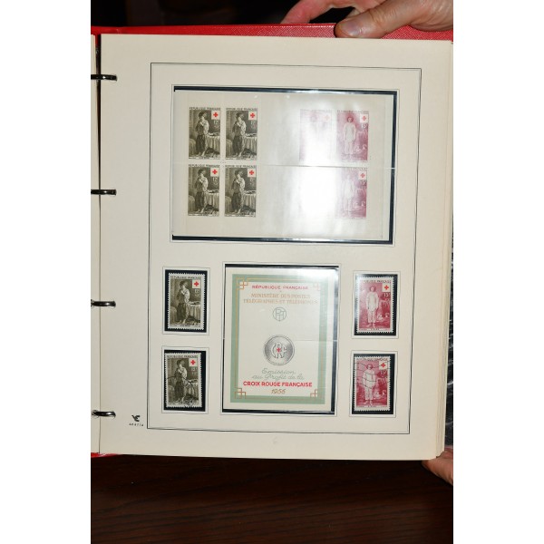 Superbe collection de timbres et carnets Croix Rouge tous neufs** dans un superbe album