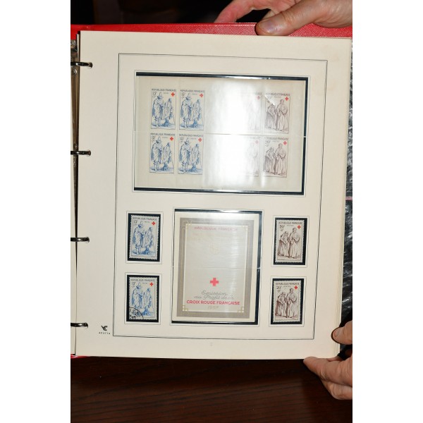 Superbe collection de timbres et carnets Croix Rouge tous neufs** dans un superbe album