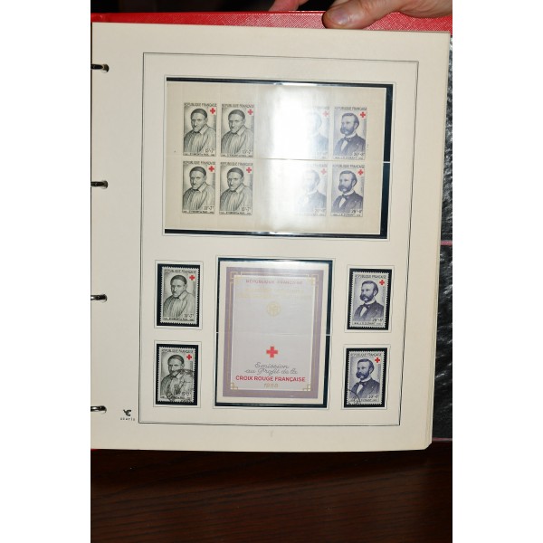 Superbe collection de timbres et carnets Croix Rouge tous neufs** dans un superbe album