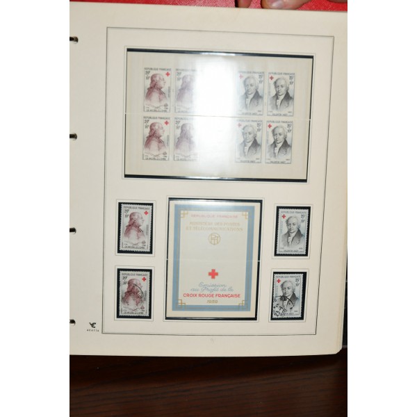 Superbe collection de timbres et carnets Croix Rouge tous neufs** dans un superbe album