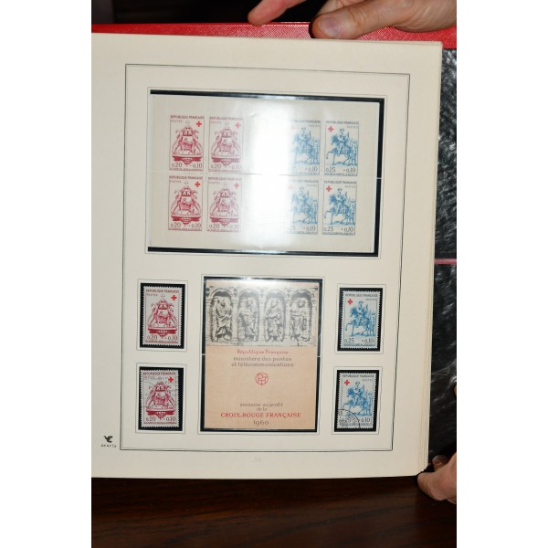 Superbe collection de timbres et carnets Croix Rouge tous neufs** dans un superbe album