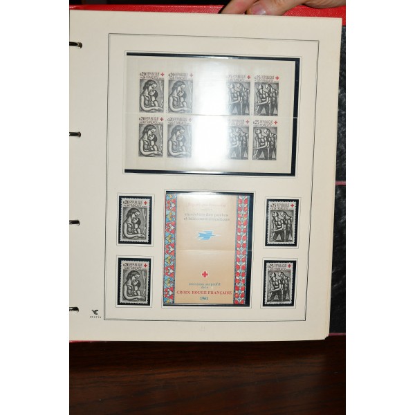 Superbe collection de timbres et carnets Croix Rouge tous neufs** dans un superbe album