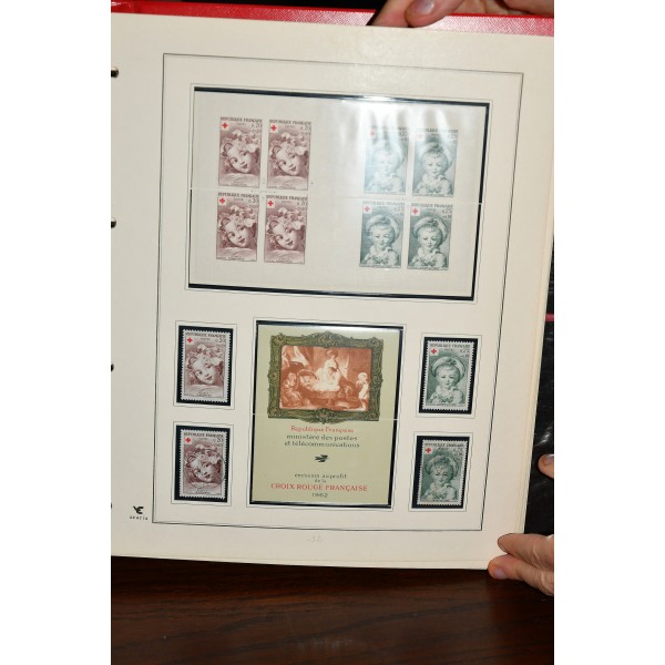 Superbe collection de timbres et carnets Croix Rouge tous neufs** dans un superbe album