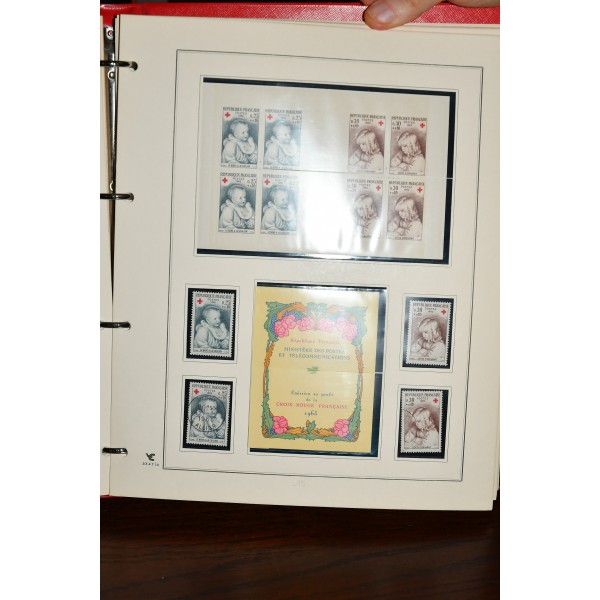 Superbe collection de timbres et carnets Croix Rouge tous neufs** dans un superbe album