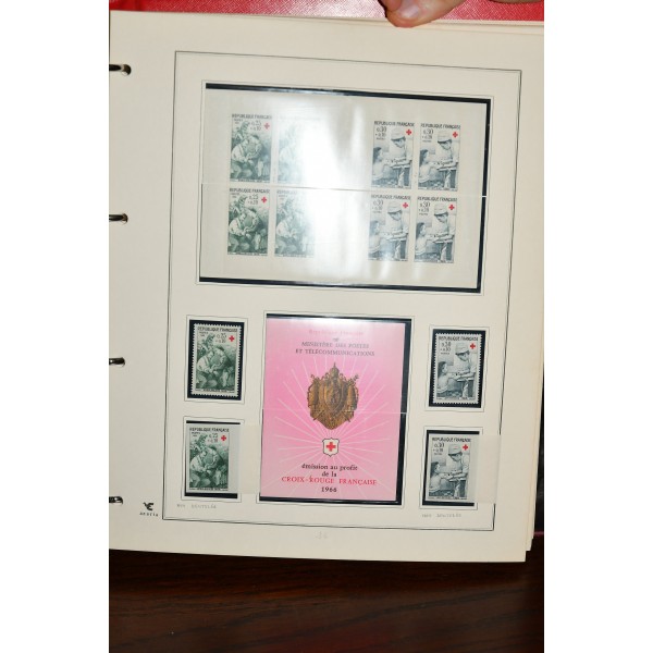 Superbe collection de timbres et carnets Croix Rouge tous neufs** dans un superbe album