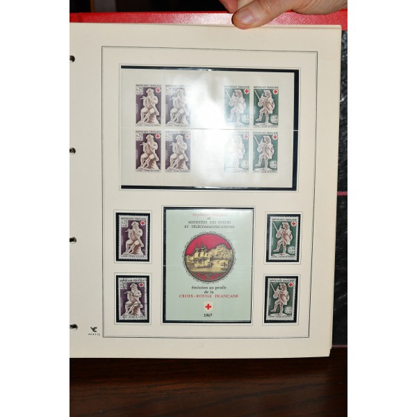Superbe collection de timbres et carnets Croix Rouge tous neufs** dans un superbe album