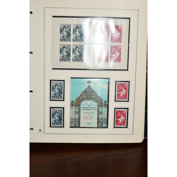 Superbe collection de timbres et carnets Croix Rouge tous neufs** dans un superbe album