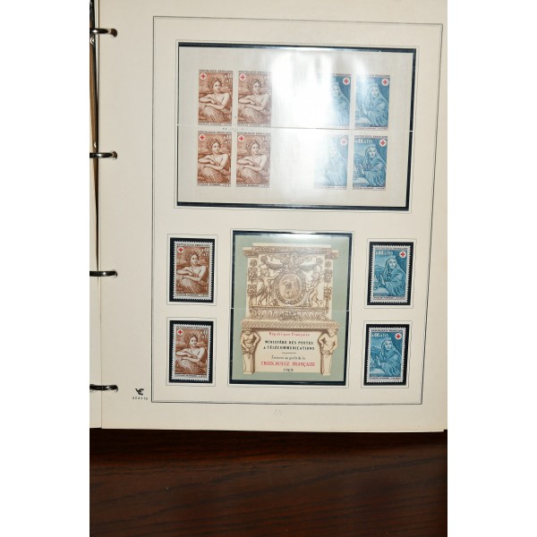 Superbe collection de timbres et carnets Croix Rouge tous neufs** dans un superbe album