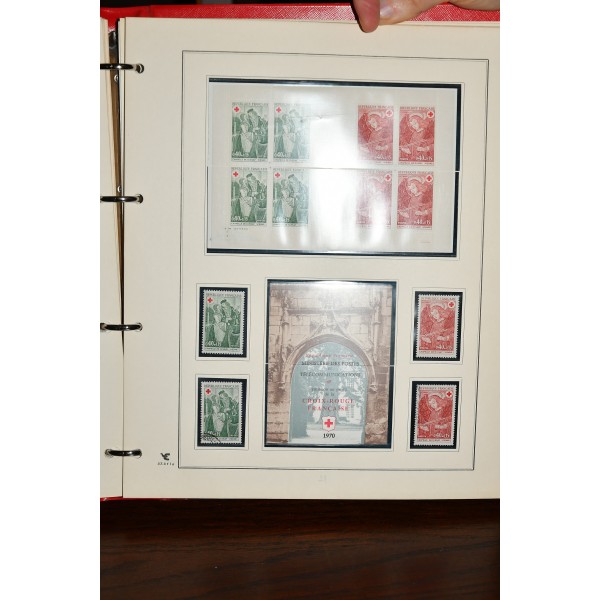 Superbe collection de timbres et carnets Croix Rouge tous neufs** dans un superbe album