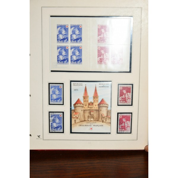 Superbe collection de timbres et carnets Croix Rouge tous neufs** dans un superbe album