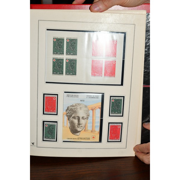 Superbe collection de timbres et carnets Croix Rouge tous neufs** dans un superbe album