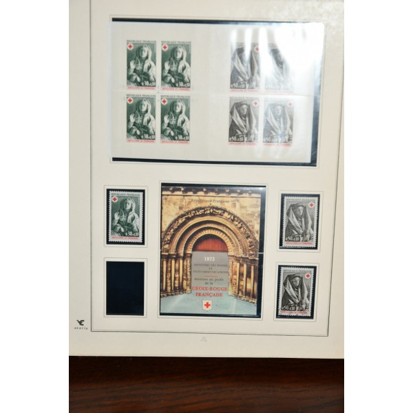 Superbe collection de timbres et carnets Croix Rouge tous neufs** dans un superbe album