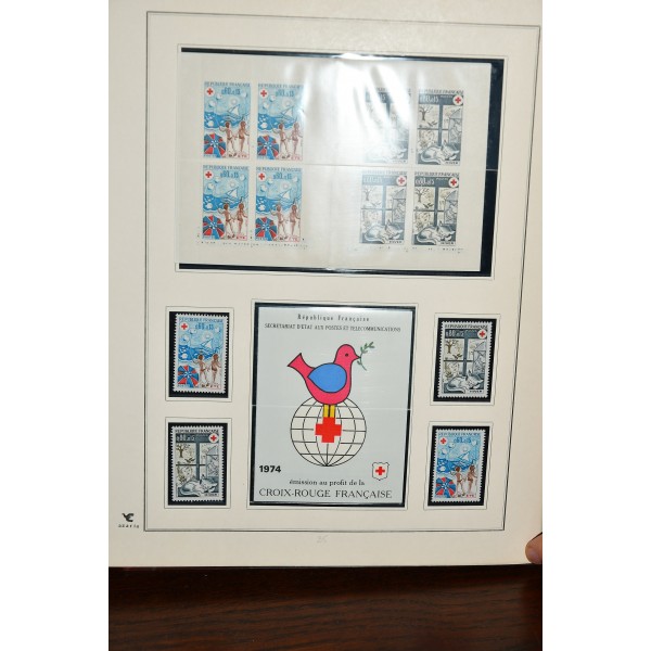 Superbe collection de timbres et carnets Croix Rouge tous neufs** dans un superbe album
