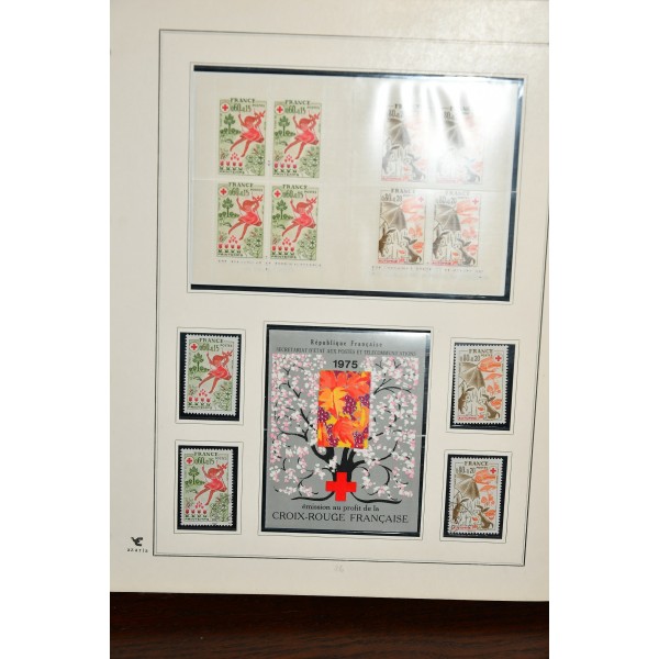 Superbe collection de timbres et carnets Croix Rouge tous neufs** dans un superbe album