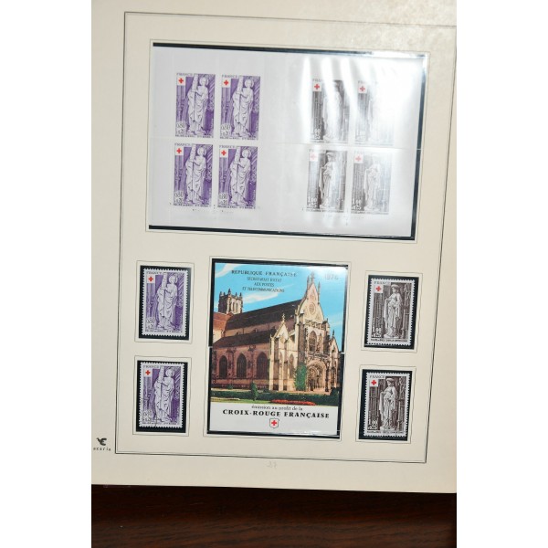 Superbe collection de timbres et carnets Croix Rouge tous neufs** dans un superbe album