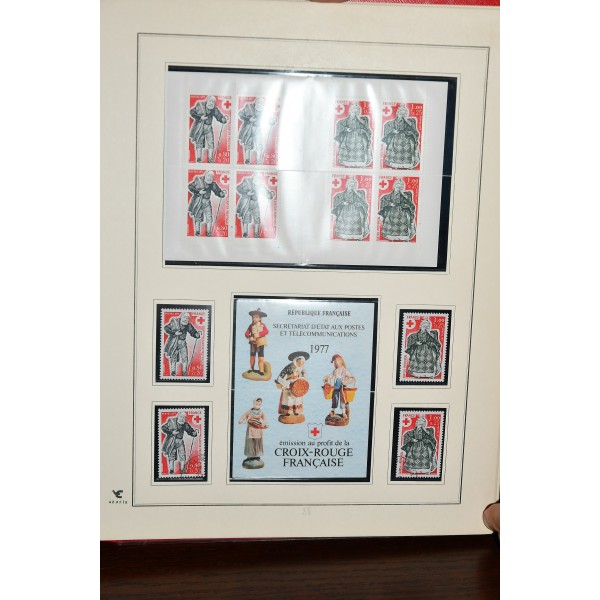 Superbe collection de timbres et carnets Croix Rouge tous neufs** dans un superbe album