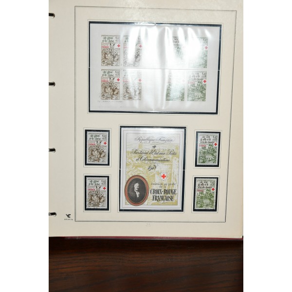 Superbe collection de timbres et carnets Croix Rouge tous neufs** dans un superbe album