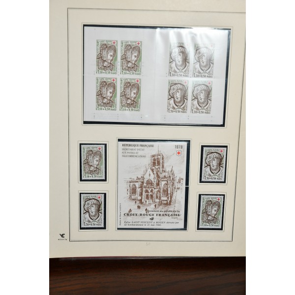 Superbe collection de timbres et carnets Croix Rouge tous neufs** dans un superbe album