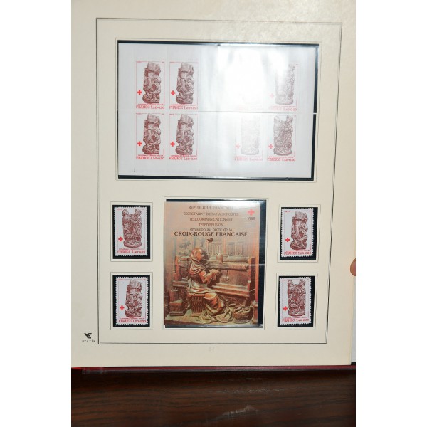 Superbe collection de timbres et carnets Croix Rouge tous neufs** dans un superbe album