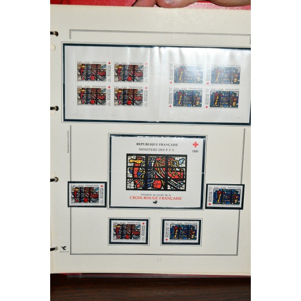 Superbe collection de timbres et carnets Croix Rouge tous neufs** dans un superbe album