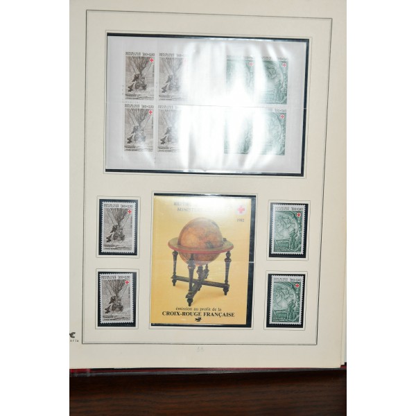 Superbe collection de timbres et carnets Croix Rouge tous neufs** dans un superbe album