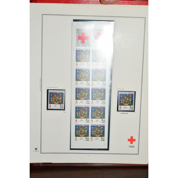 Superbe collection de timbres et carnets Croix Rouge tous neufs** dans un superbe album
