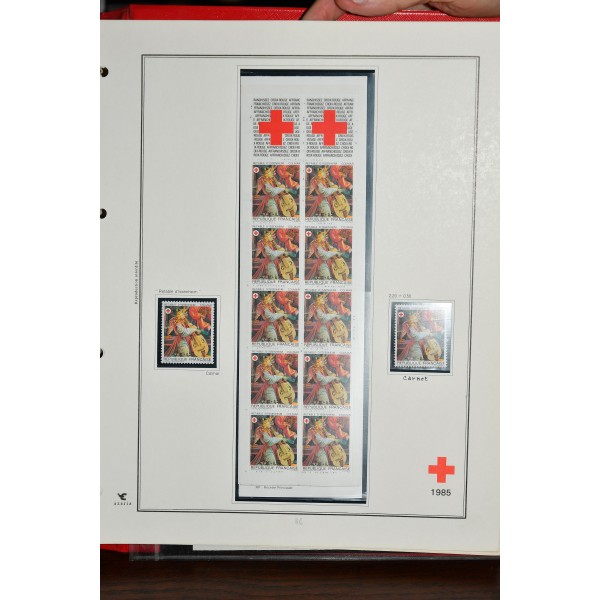 Superbe collection de timbres et carnets Croix Rouge tous neufs** dans un superbe album
