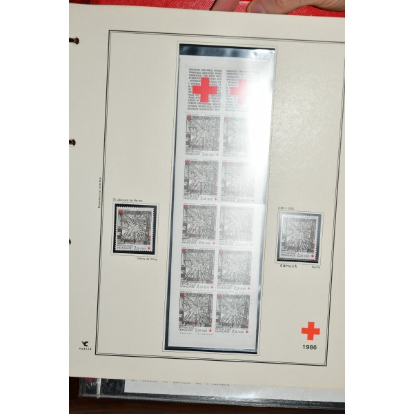 Superbe collection de timbres et carnets Croix Rouge tous neufs** dans un superbe album