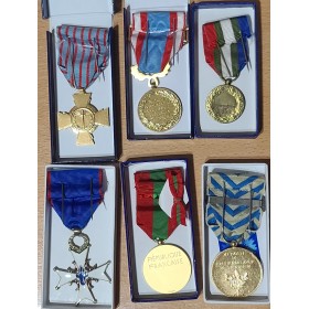 Lot de 6 Médailles d'Algérie dont Djebel avec ruban et Boites