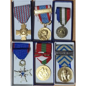Lot de 6 Médailles d'Algérie dont Djebel avec ruban et Boites