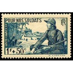 Timbre France Yvert No 452 Pour nos soldats,  marsouin et village africain neuf**