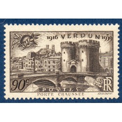 Timbre France Yvert No 445 Victoire de Verdun neuf **