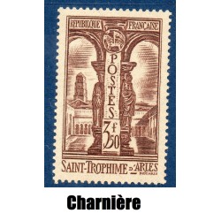 Timbre France Yvert No 302 Cloître de Saint Trophime neuf * avec trace de charnière