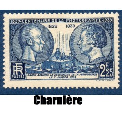 Timbre France Yvert No 427 Photographie Niepce et Daguerre neuf * avec trace de charnière