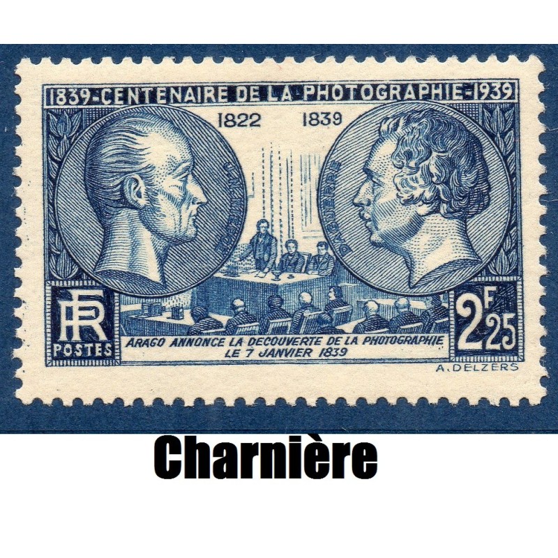 Timbre France Yvert No 427 Photographie Niepce et Daguerre neuf * avec trace de charnière