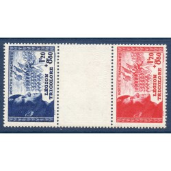 Timbre France Yvert No 566a paire avec interval Légion Tricolore