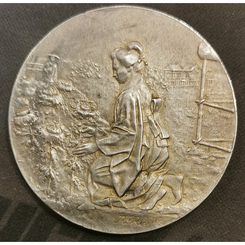 médaille argent Adolphe Rivet, Chrysanthémistes, femme japonaise en kimono